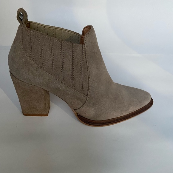 Zara buff tan suede ankle booties. - Picture 3 of 5